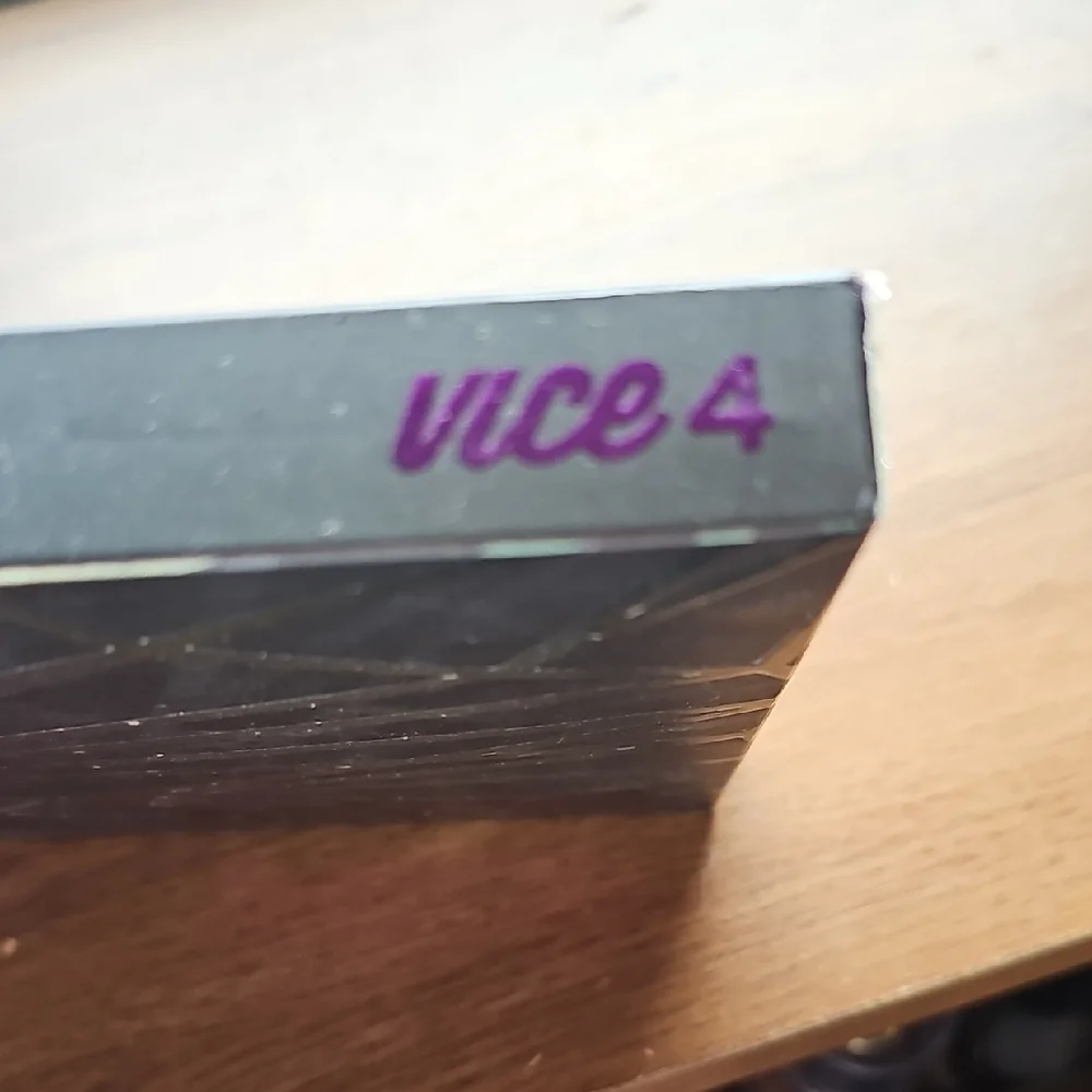 NIB Urban Decay Vice Eyeshadow Palette 4 with Cosmetic Bag & Brush Discontinued